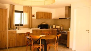 Fridge, oven, dishwasher, cookware/dishes/utensils - Domaine de Gialla Bergerie Figa, 2 pers, piscine chauffée, 10 mn plage (SAN GAVINO DI CARBINI)