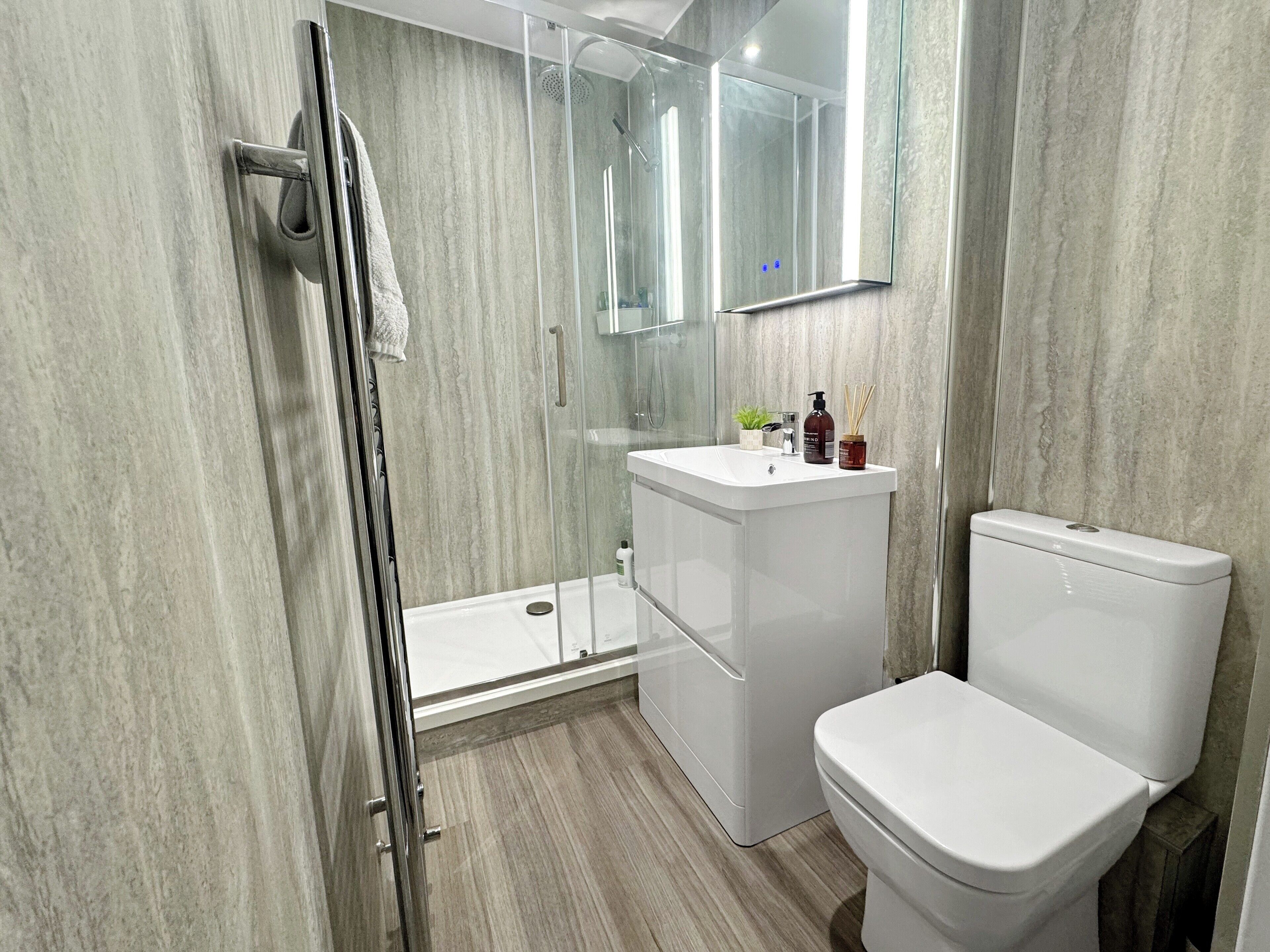 Haartrockner, Bidet, Handtücher, Seife