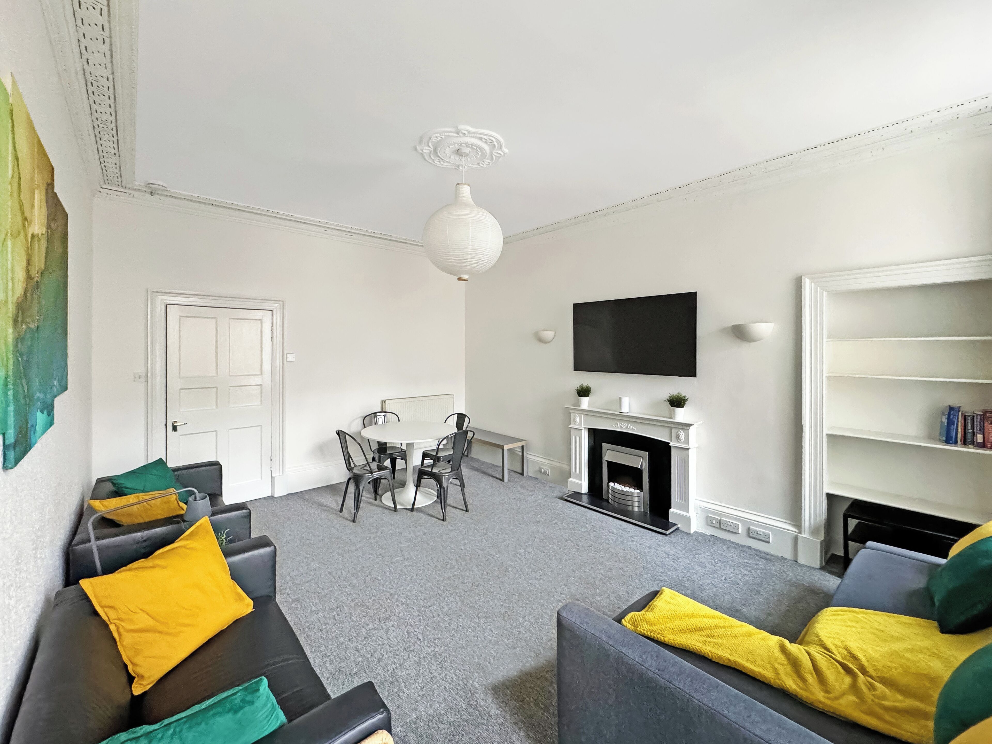 TV connectée, cheminée, livres