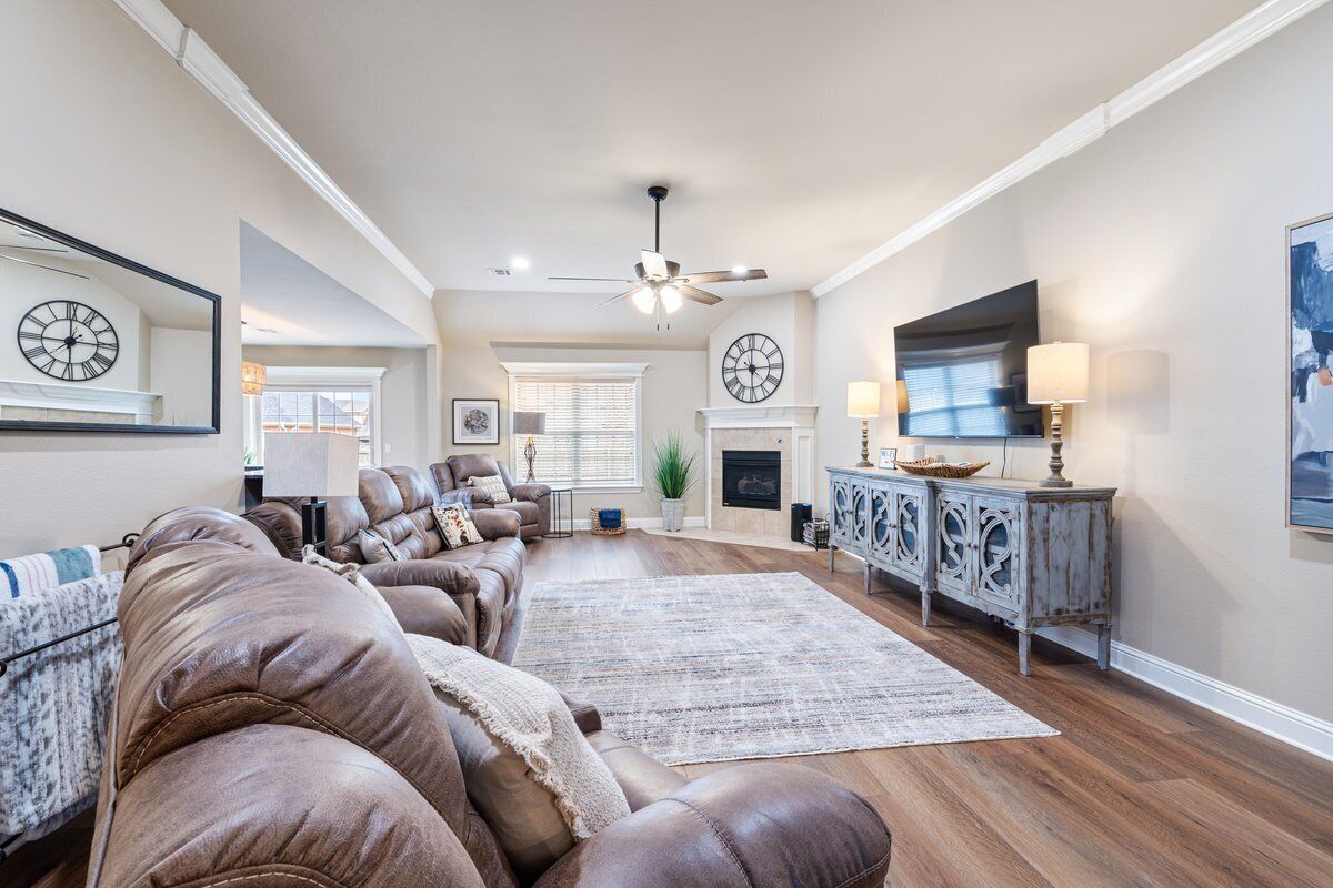 Een smart-tv, een open haard, een tafeltennistafel en boeken