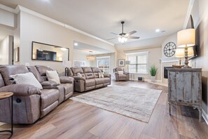 Smart TV, lareira, mesa de pingue-pongue, livros