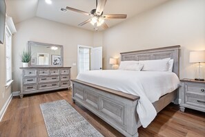 4 habitaciones, escritorio y tabla de planchar con plancha 