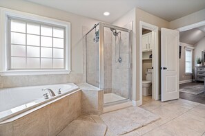 Tina de hidromasaje, secadora de cabello, toallas, jabón 