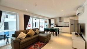 Condo, 2 habitaciones, con acceso para personas discapacitadas, balcón | Sala de estar