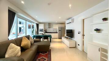 Condo, 2 Bedrooms, Accessible, Balcony | Living room