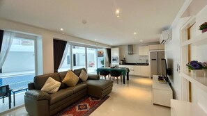 Appart'hÎtel, 2 chambres, accessible aux personnes à mobilité réduite, balcon | Salle de séjour