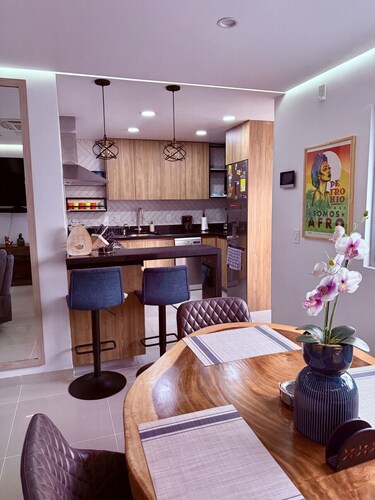 Que Chimba de Parche: 1 block to Metro & Zona Viva