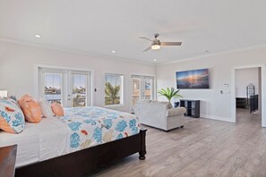 6 bedrooms, iron/ironing board, free WiFi, bed sheets - Moonlight Bay on 4th – Waterfront Views, Game Room, Multi-Level Decks & Resort-Style Pool (Redington Beach)
