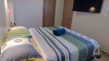 2 habitaciones, escritorio y tabla de planchar con plancha