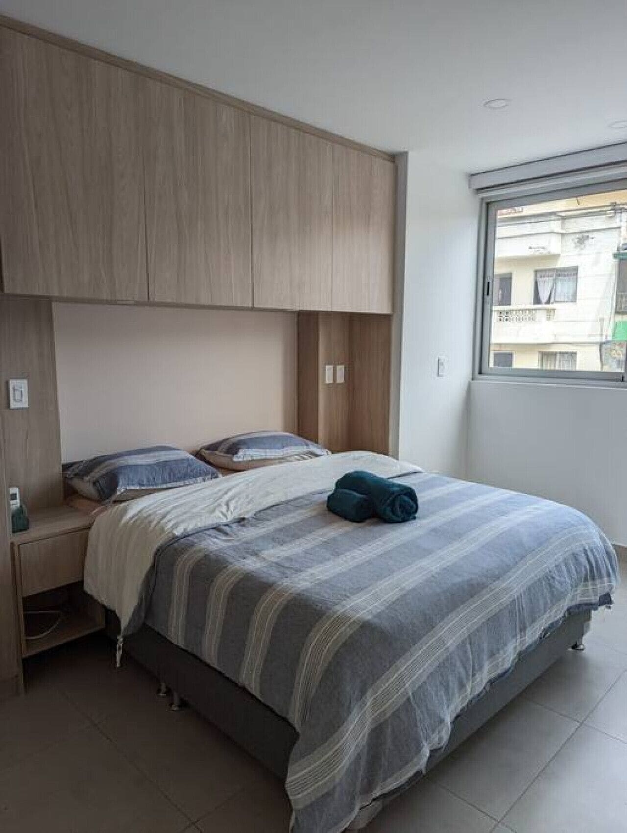 2 habitaciones, escritorio y tabla de planchar con plancha 