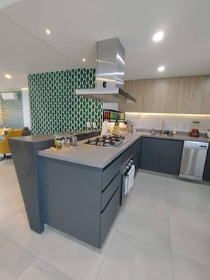 Refrigerador, microondas, horno, placa de cocina