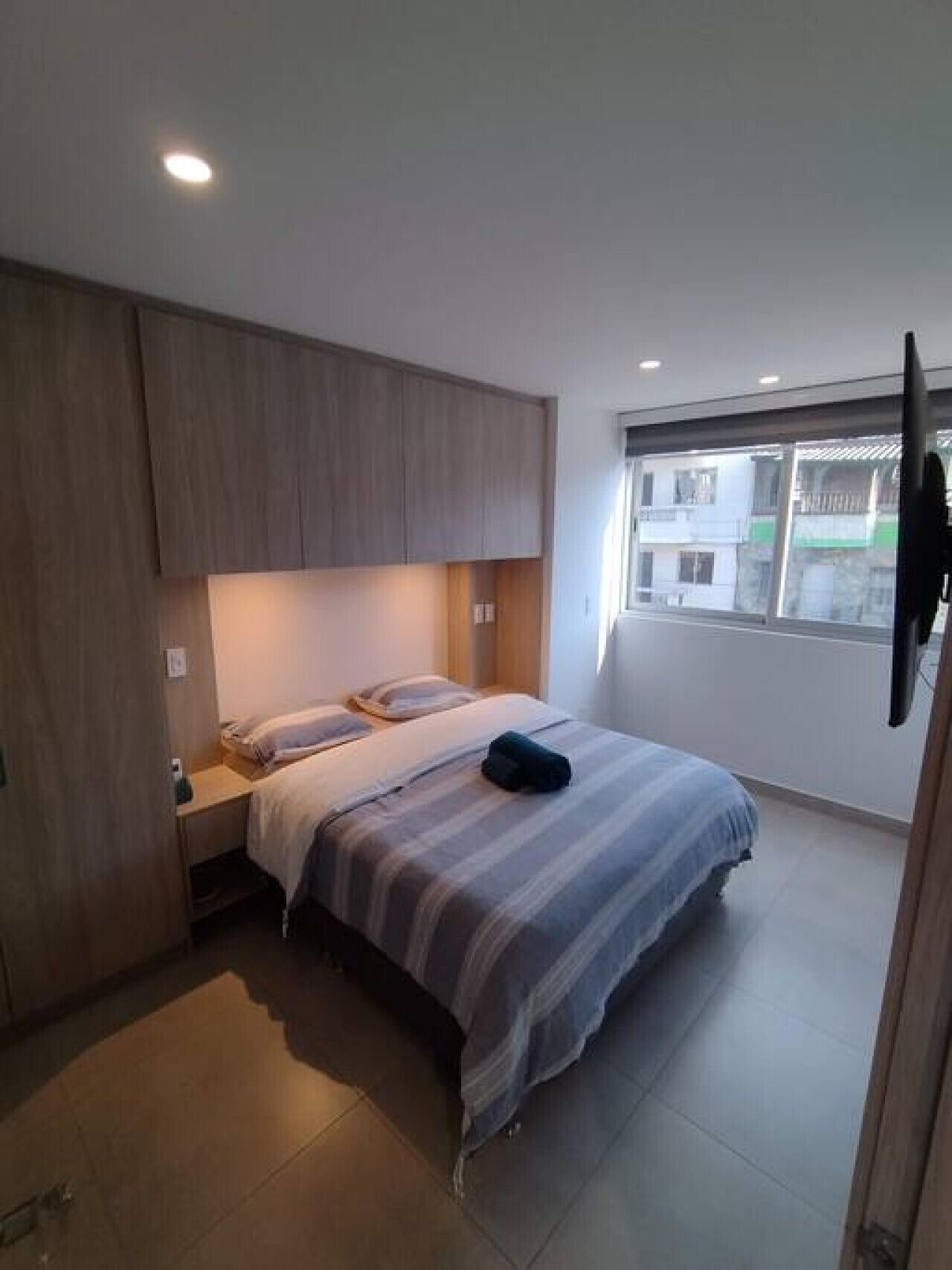 2 habitaciones, escritorio y tabla de planchar con plancha 