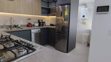 Cafetera y tetera, refrigerador, microondas y horno