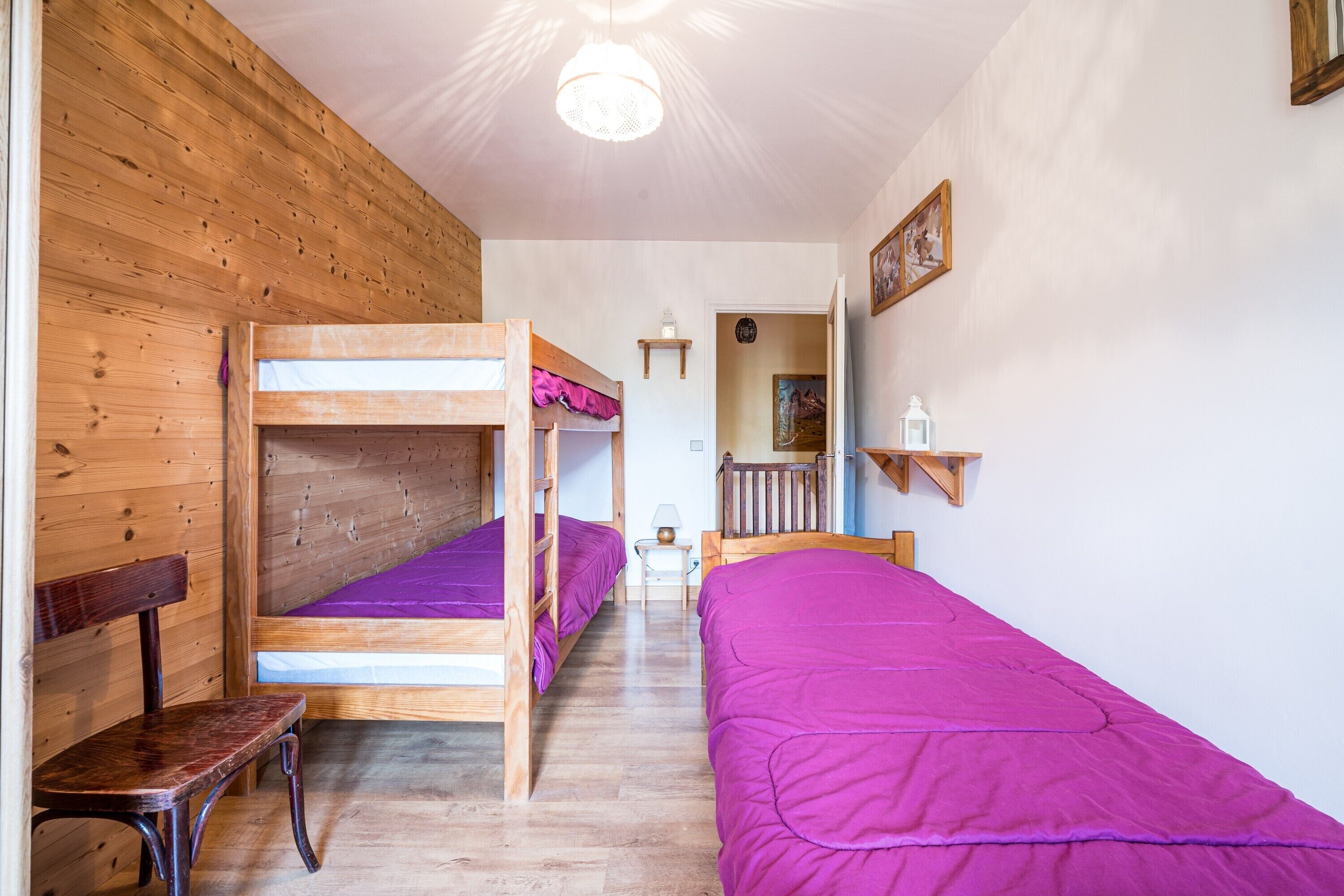 2 habitaciones y tabla de planchar con plancha 