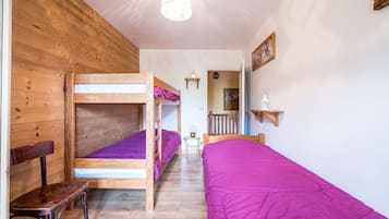 2 habitaciones y tabla de planchar con plancha