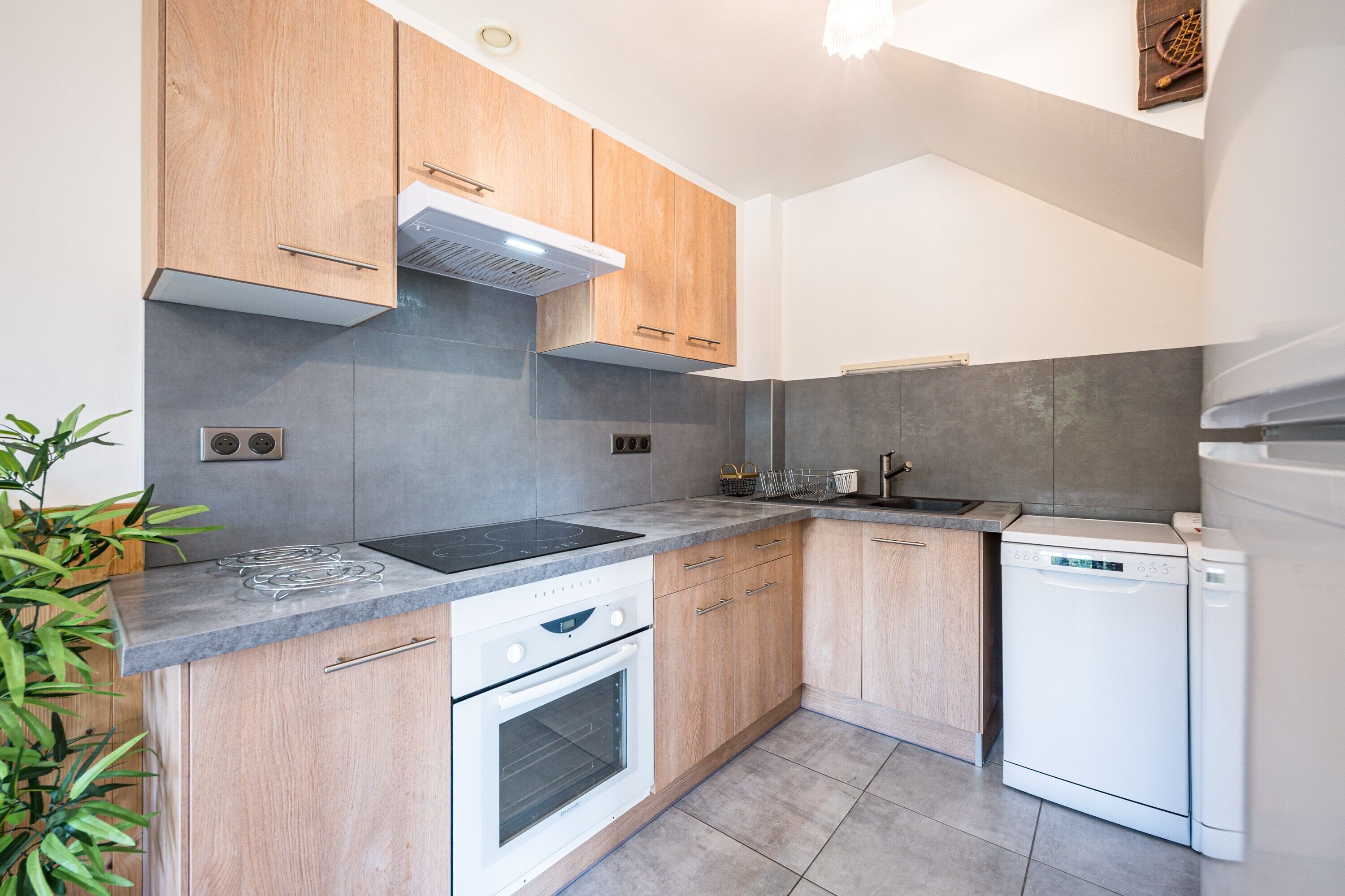 雪櫃、微波爐、焗爐、爐具