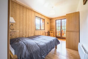 2 bedrooms, iron/ironing board