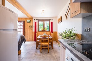 Fridge, microwave, oven, stovetop - Holiday Home 'Pré-vernay' with Mountain View, Private Terrace and Shared Garden (Saint-Jean-d'Arves)