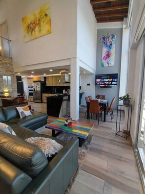 Interior - Penthouse Medellin: 1 block to metro and zona viva (Medellín)