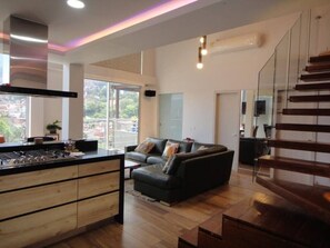 Interior - Penthouse Medellin: 1 block to metro and zona viva (Medellín)