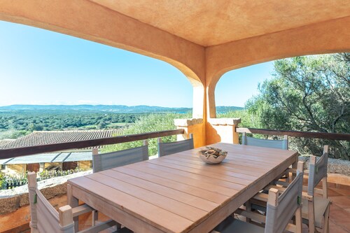 Apartment 'Casa Lauretta' with Sea View, Shared Pool and Air Conditioning