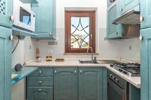 Een koelkast, een oven, een kookplaat, een vaatwasser