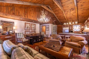 TV, fireplace, DVD player - Riverdale - 4 bedroom with a hot tub- near the New River (Boone)