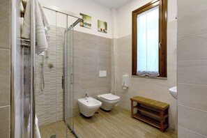 Shower, hair dryer, towels - Apartment 'The Main Street Camera Standard' with Mountain View and Wi-Fi (Agerola)