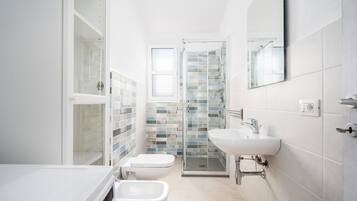 Douche, sĂšche-cheveux, serviettes fournies