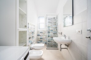 Doccia, asciugacapelli, asciugamani