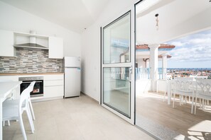 Fridge, oven, stovetop, cookware/dishes/utensils - Holiday Home 'Girasole' with Sea View, Private Terrace & Air Conditioning (La Caletta)