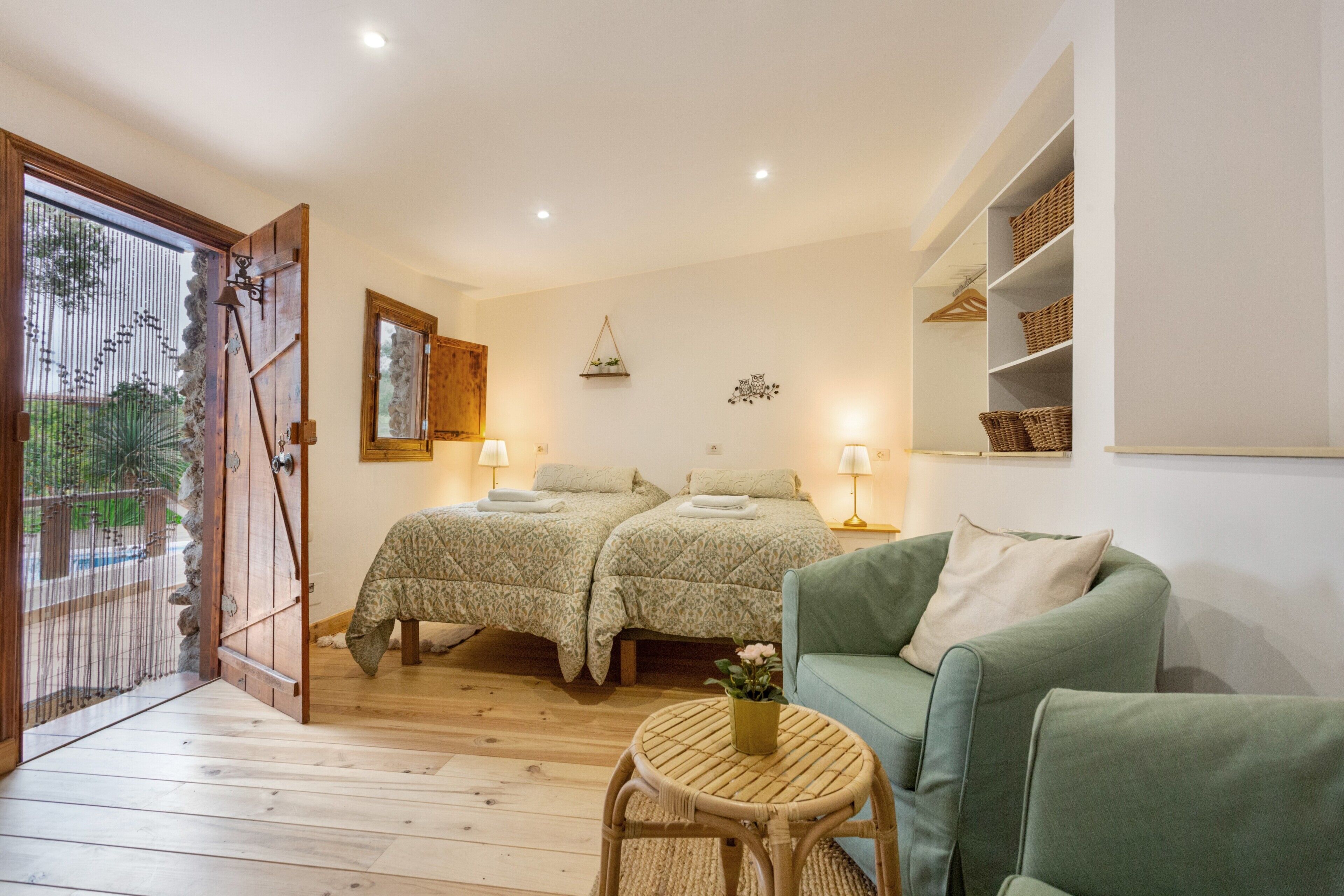 4 bedrooms, iron/ironing board, free WiFi, bed sheets