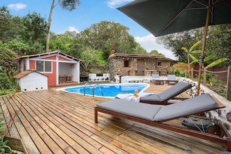 Piscina. La Vega Rural con piscina privata, terrazza privata e Wi-Fi