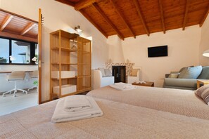 4 bedrooms, iron/ironing board, free WiFi, bed sheets - 'La Vega Rural' with Private Pool, Private Terrace and Wi-Fi (Garachico)