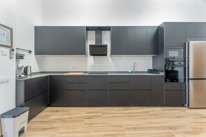 Kjøleskap, mikrobølgeovn, ovn og kokeplater