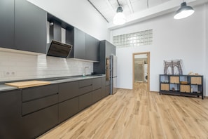 Réfrigérateur, micro-ondes, four, plaque de cuisson