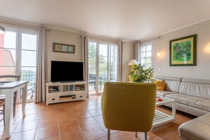 TV - Apartment 'Grande Terrasse Vue Mer' with Sea View, Shared Pool and Wi-Fi (Saint-Raphaël)