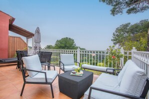 Terrace/patio - Apartment 'Grande Terrasse Vue Mer' with Sea View, Shared Pool and Wi-Fi (Saint-Raphaël)