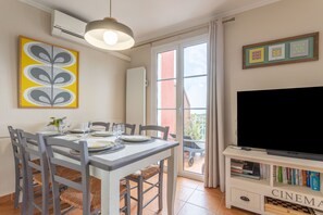 Dining - Apartment 'Grande Terrasse Vue Mer' with Sea View, Shared Pool and Wi-Fi (Saint-Raphaël)