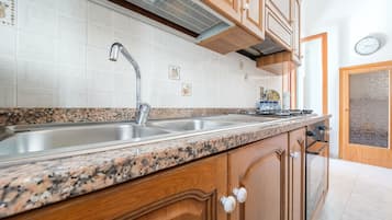 Frigorífico, microondas, horno y placa de cocina