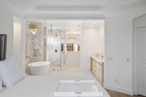 6 bedrooms, iron/ironing board, WiFi, bed sheets