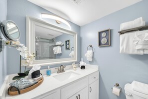 Dusche, Haartrockner, Handtücher, Seife