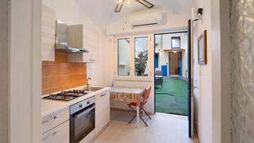 Kylskåp, ugn, spishäll och kaffe- och tebryggare