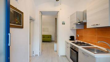 Jääkaappi, uuni, liesi, kahvin-/teenkeitin