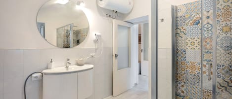 Douche, sĂšche-cheveux, serviettes fournies