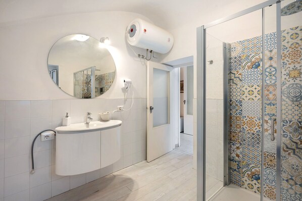 Shower, hair dryer, towels
