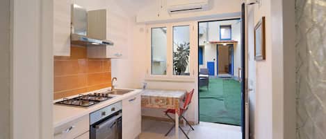 Fridge, oven, stovetop, coffee/tea maker