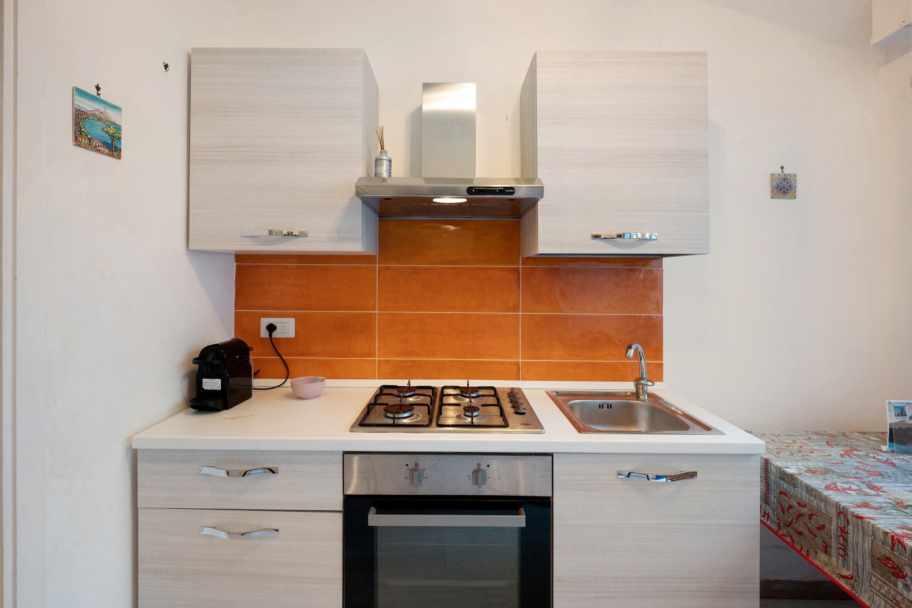 Frigorífic, forn, placa de cuina i cafetera i tetera 