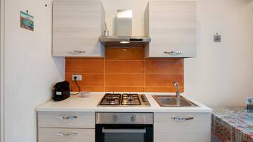 Kylskåp, ugn, spishäll och kaffe- och tebryggare