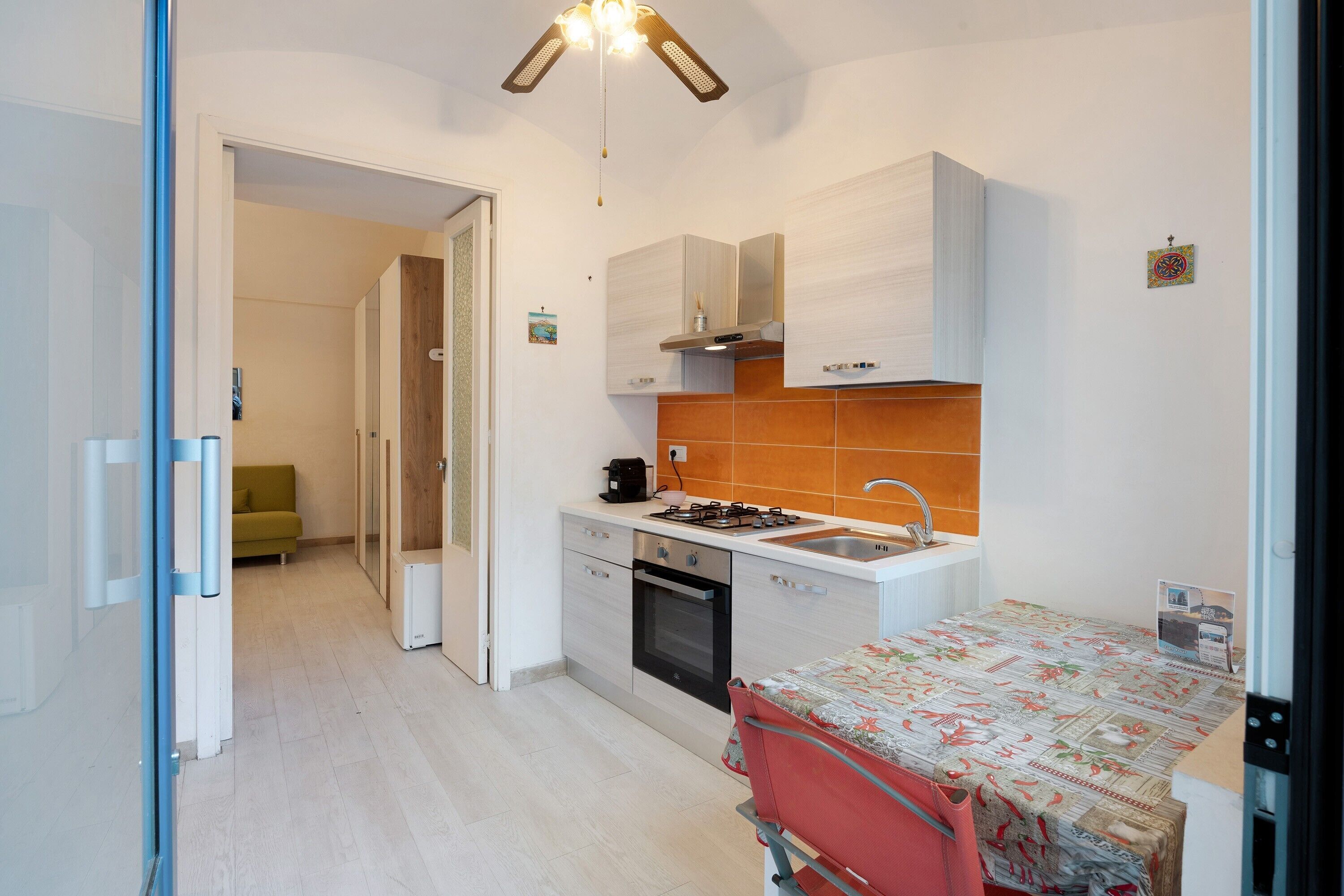 Kühlschrank, Ofen, Herdplatte, Wasserkocher mit Kaffee-/Teezubehör